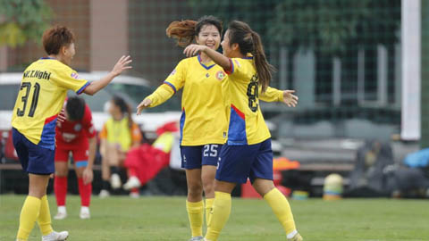 Simone Inzaghi celebrating with his Inter Milan players after beating Barcelona.